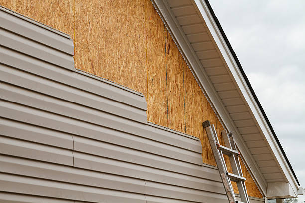 Professional Emergency Siding Repair technician working in Elizabethtown, NC